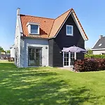 Comfortable Holiday Home, 700 M From The Beach